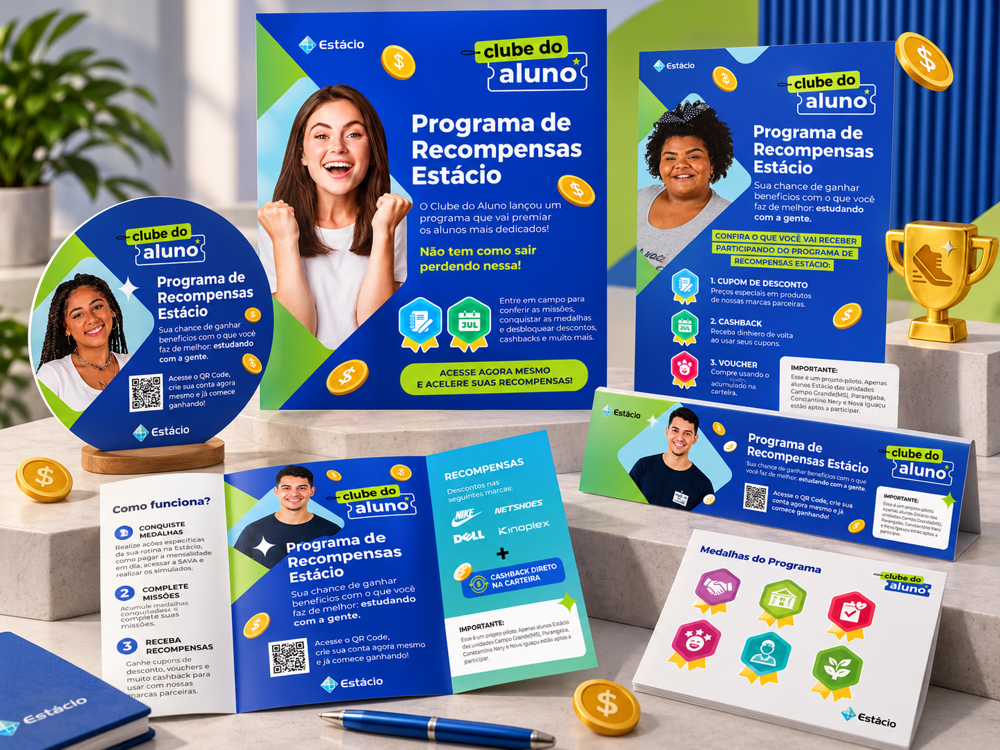 Composição de peças impressas e promocionais do programa em formatos variados, como cartazes, cartões e cupons.